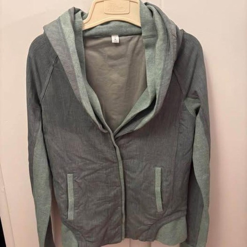 Lululemon #124 - size 6 green‎ eucalyptus blazer/sweatshirt type. - vintage